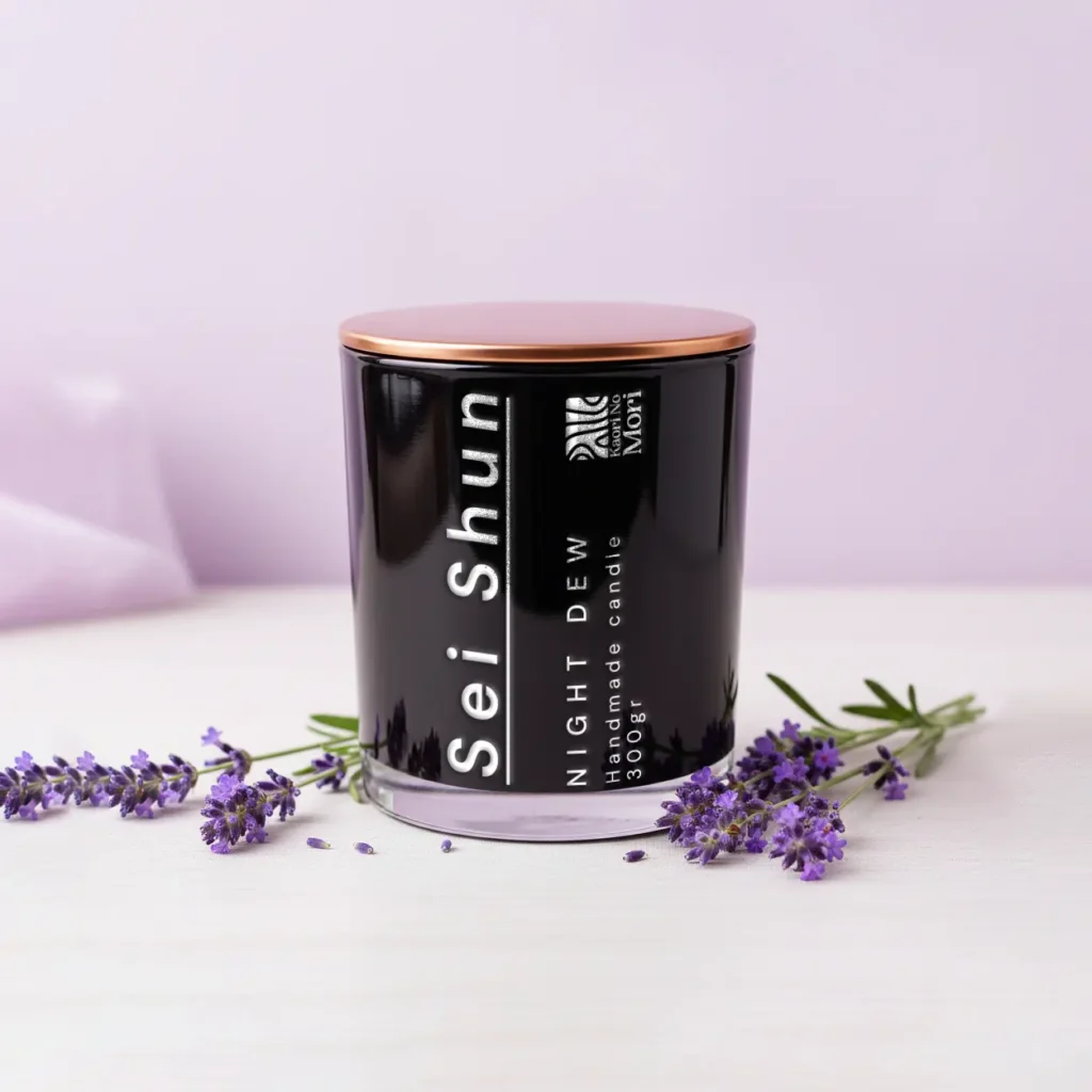 Nến thơm Night Dew – oải hương & hoa mộc tê. Hương êm dịu giúp thư giãn, dễ ngủ, tạo không gian ấm áp mỗi tối