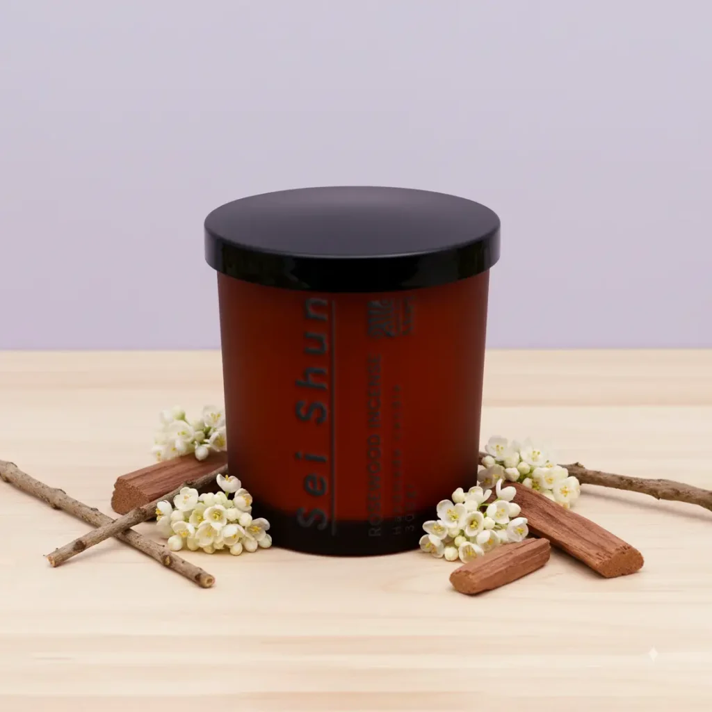 Nến thơm Rosewood Incense – gỗ hồng, hoa mộc tê, gỗ đàn hương. Hương trầm ấm, sang trọng, mang đến không gian thanh tịnh và thư giãn.